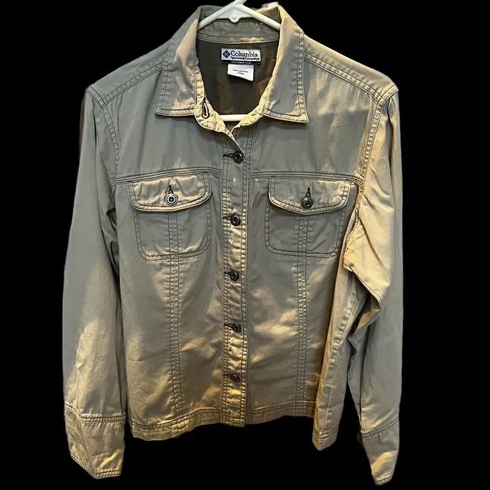 Columbia shirt jacket Large Tan full metal button up, breast pockets, Cotton